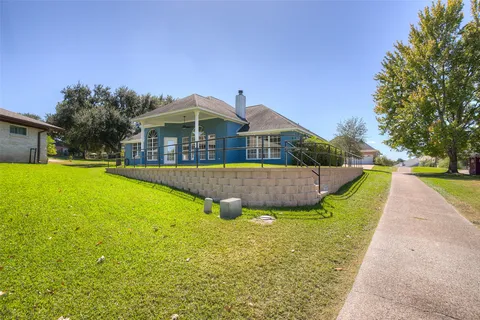 $370,000 | 319 Brook Hollow Drive, Huntsville, TX 77340