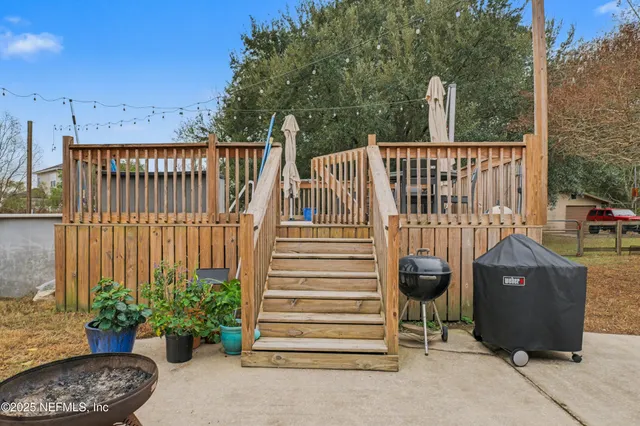 a view of a backyard