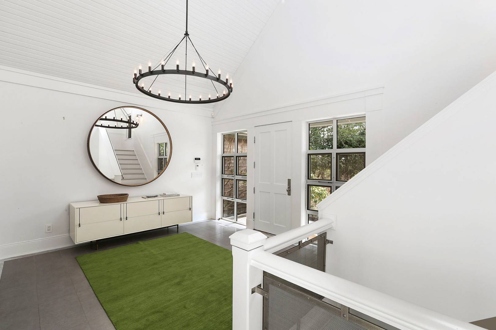 18 Knoll Road Southampton, NY 11968 - Photo 7 of 10 a front view of a house with garden