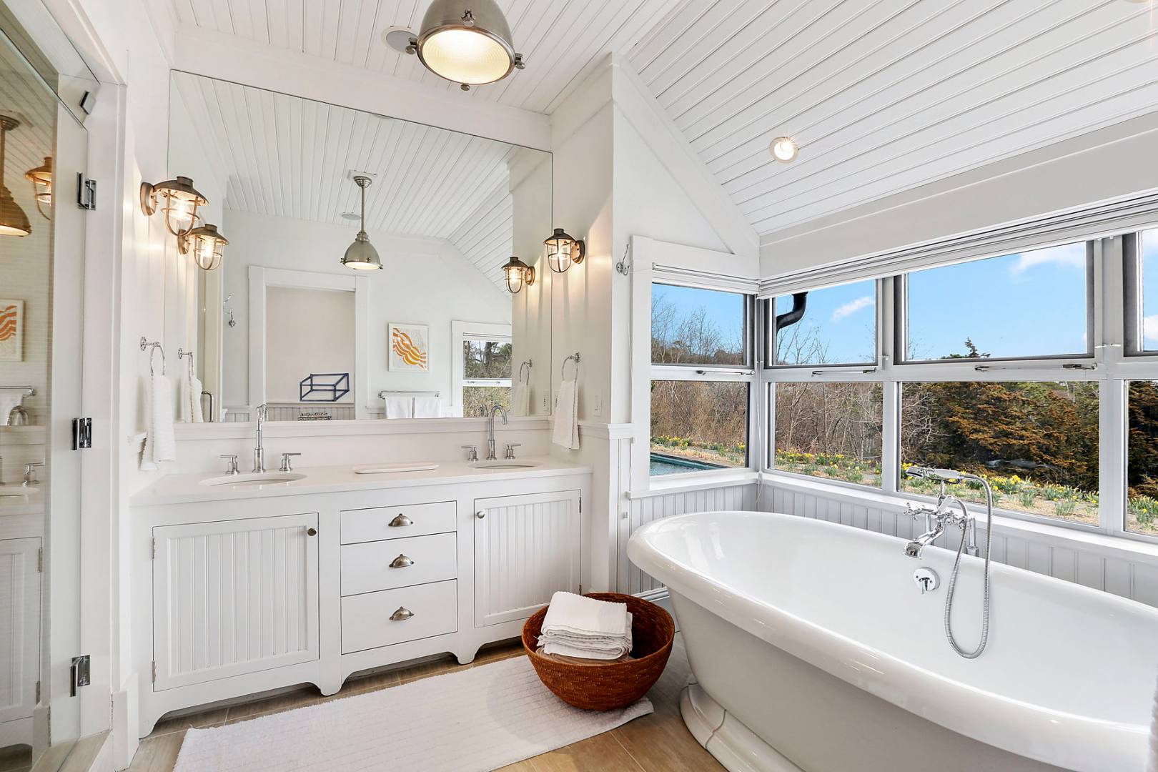 18 Knoll Road Southampton, NY 11968 - Photo 9 of 10 a bathroom with a tub sink toilet and mirror
