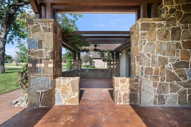 a view of entryway with outdoor area