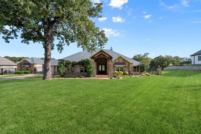 a view of a house with backyard and garden