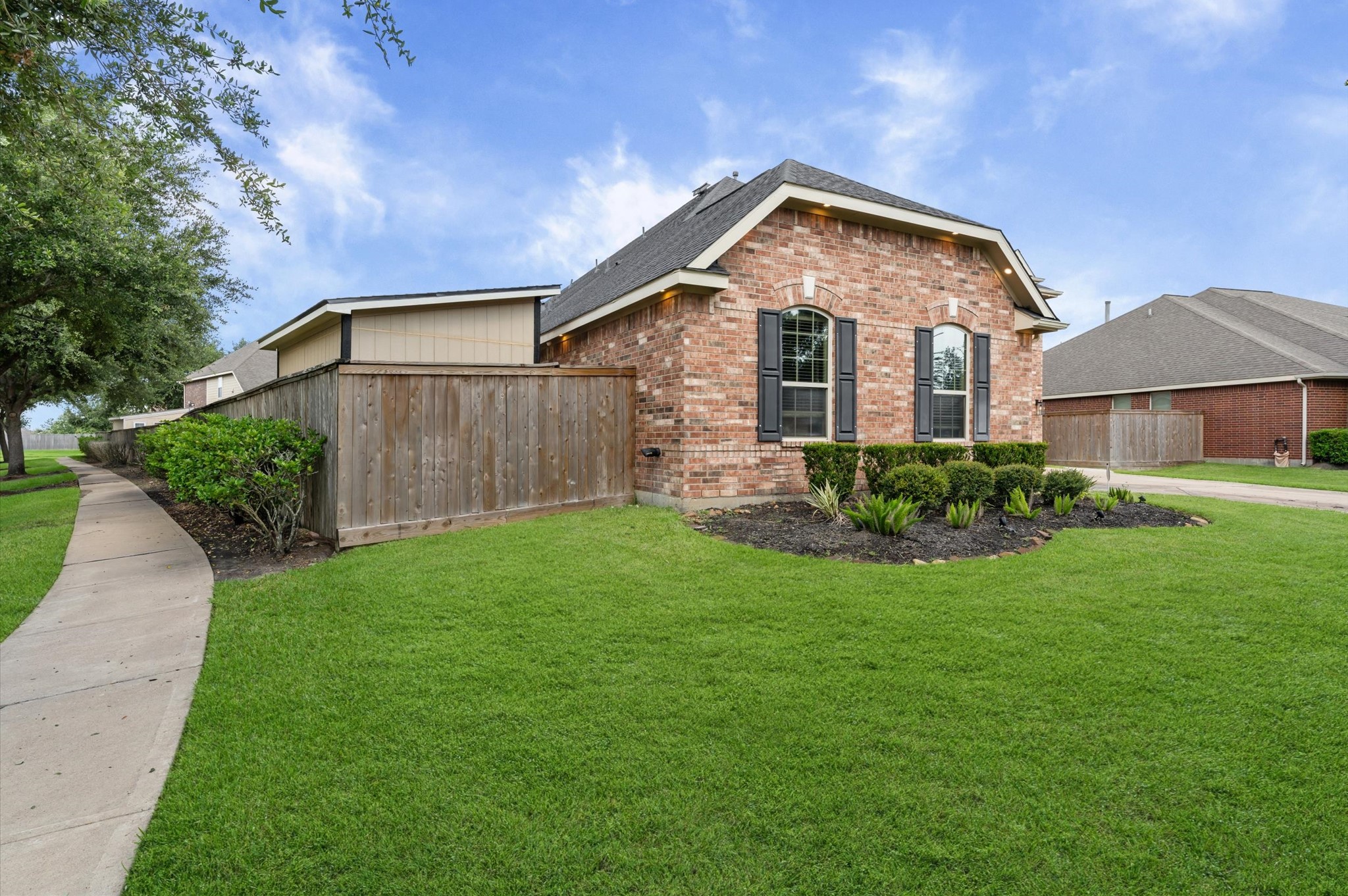 14016 Savannah Landing Lane Rosharon, TX 77583 - Photo 4 of 49 a front view of a house with garden