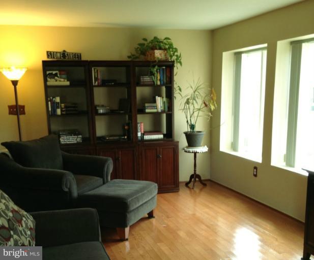 4507 Flintstone Road Alexandria, VA 22306 - Photo 26 of 30 Living Room