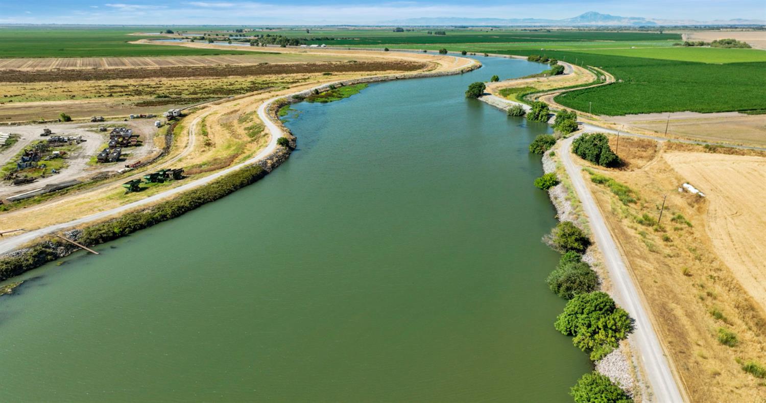 19701 Tyler Island Road Walnut Grove, CA 95690 - Photo 3 of 5 a view of an ocean from a balcony