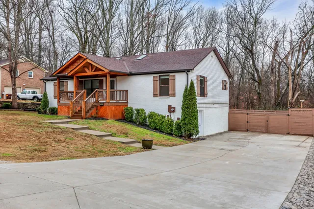 a view of front of a house with a yard