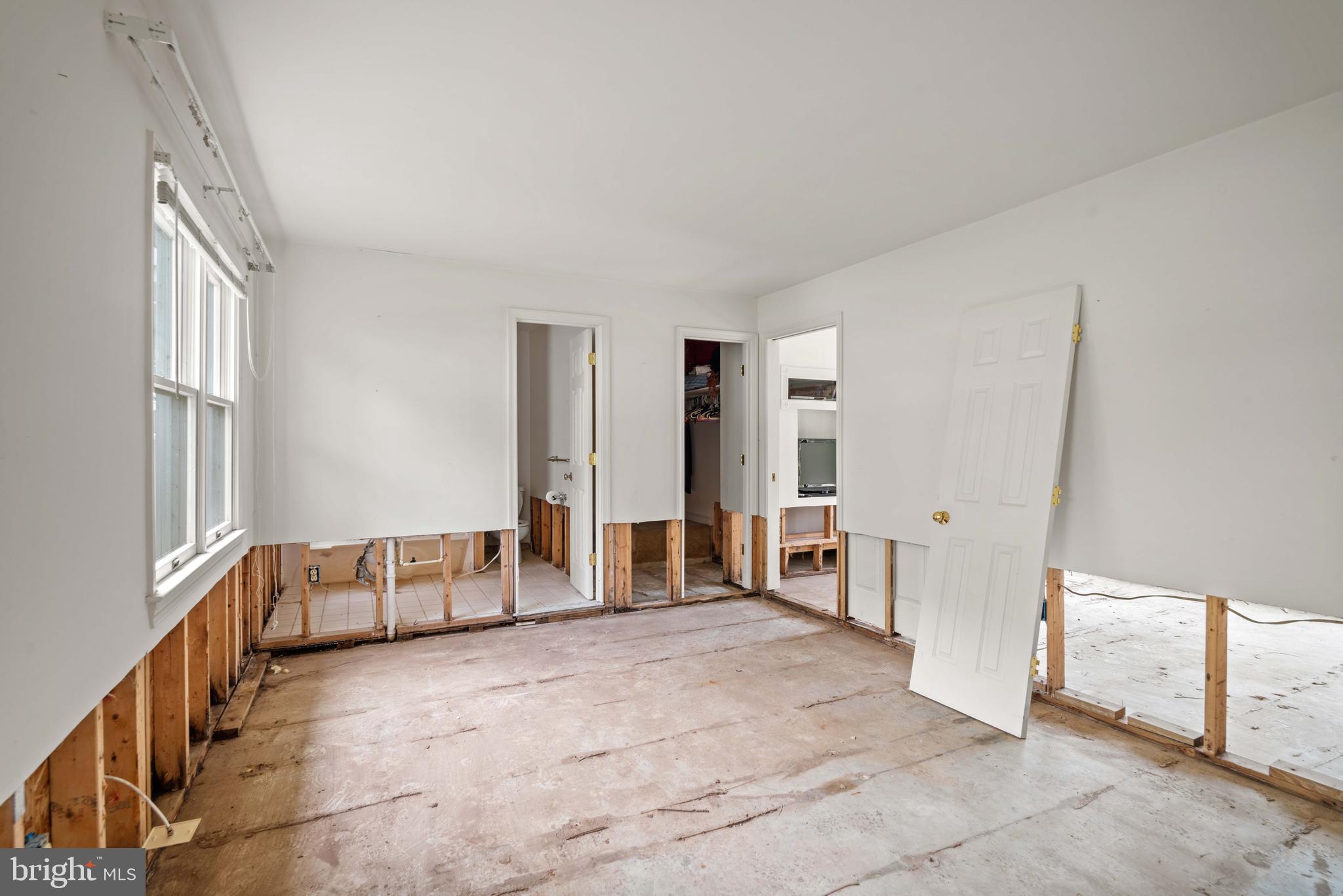 5930 Sneed Drive Deale, MD 20751 - Photo 18 of 38 a living room with furniture and a window