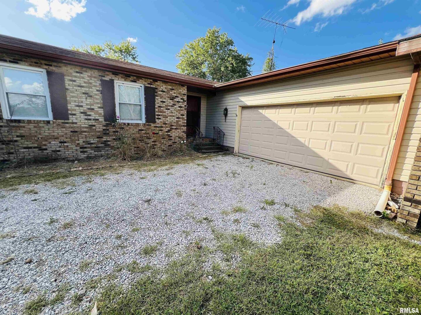 295 Country Acres Road Eldorado, IL 62930 - Photo 3 of 32