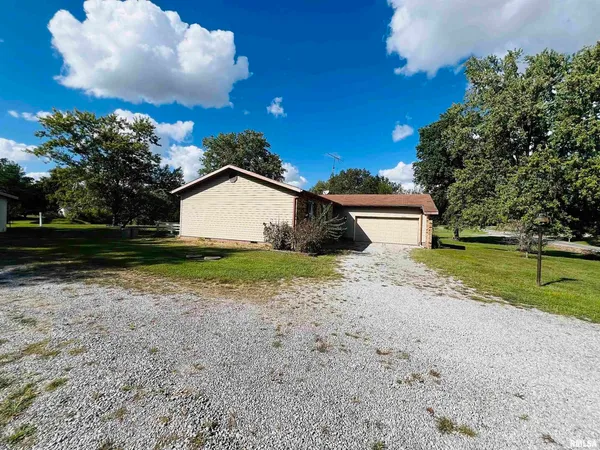 a view of a house with backyard