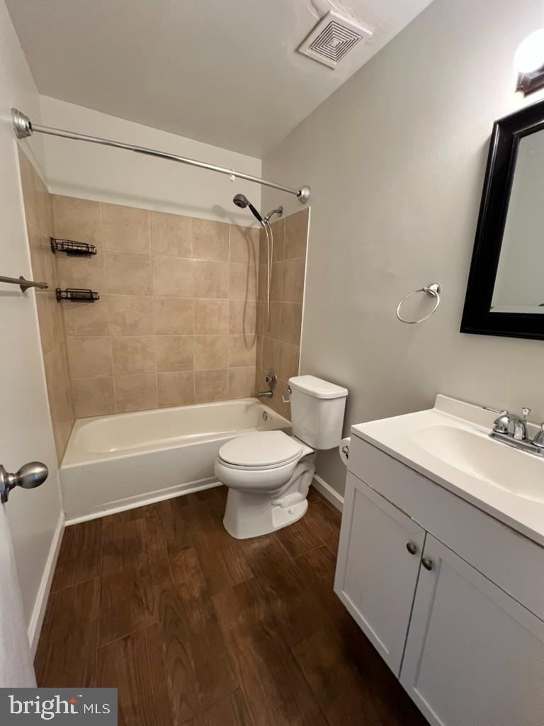 14308 Lindendale Road Woodbridge, VA 22193 - Photo 15 of 39 a bathroom with a sink a toilet and a bathtub