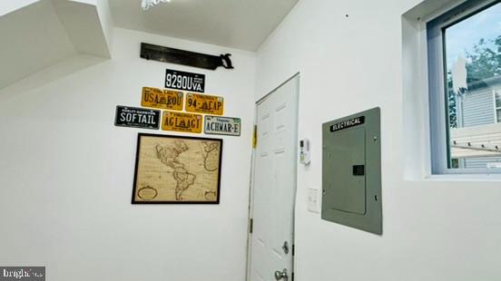 14308 Lindendale Road Woodbridge, VA 22193 - Photo 37 of 39 a picture of a wall with a painting on the wall