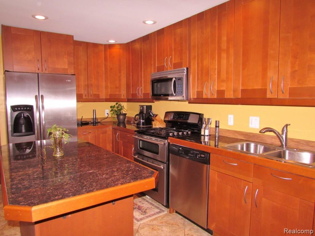 3415 West Utica Road Utica, MI 48317 - Photo 7 of 31 Custom Kitchen.jpg