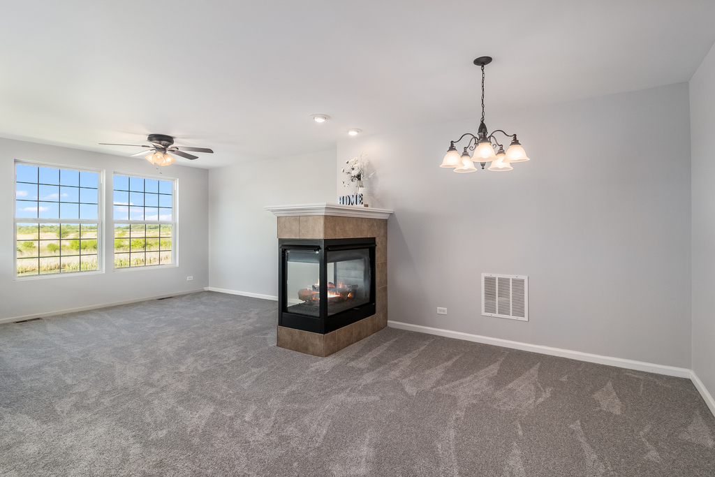 1085 Crane Elgin, IL 60124 - Photo 2 of 23