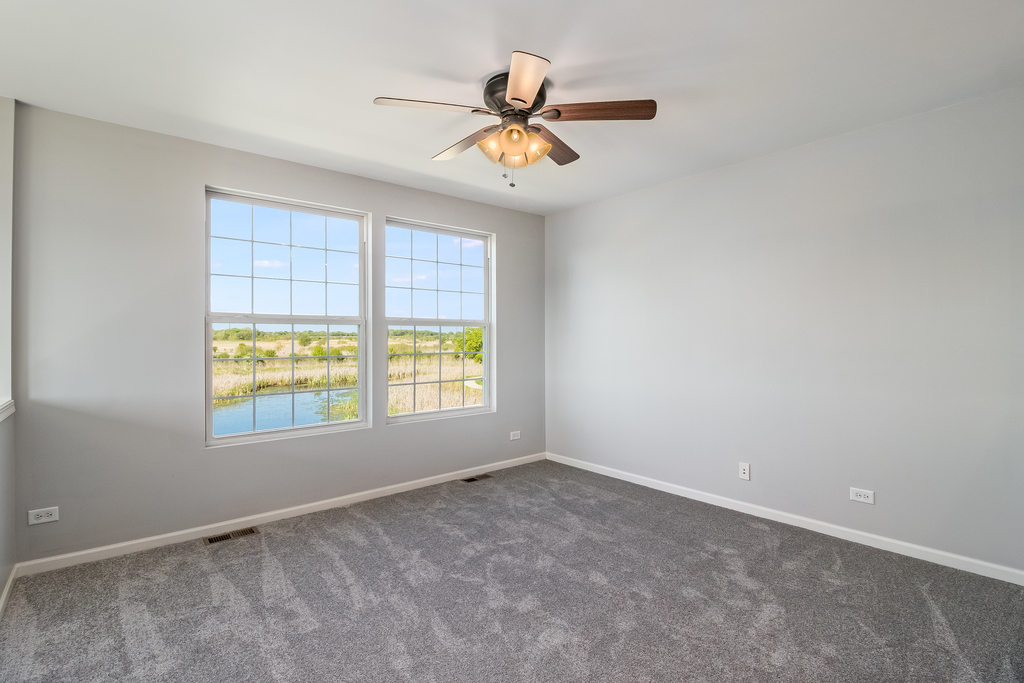 1085 Crane Elgin, IL 60124 - Photo 4 of 23