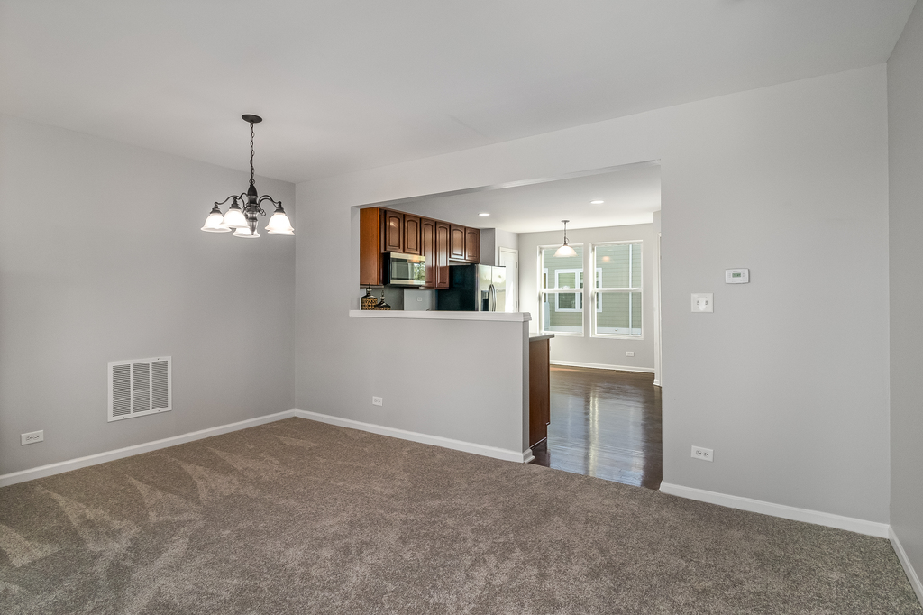 1085 Crane Elgin, IL 60124 - Photo 5 of 23