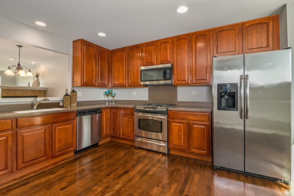 1085 Crane Elgin, IL 60124 - Photo 6 of 23