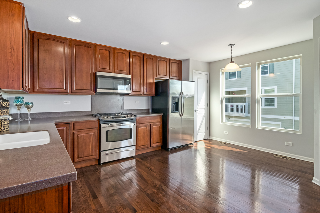 1085 Crane Elgin, IL 60124 - Photo 7 of 23