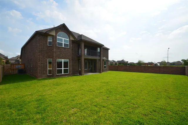 a view of a house with backyard and porch