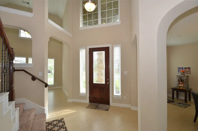 a view of entryway with a front door