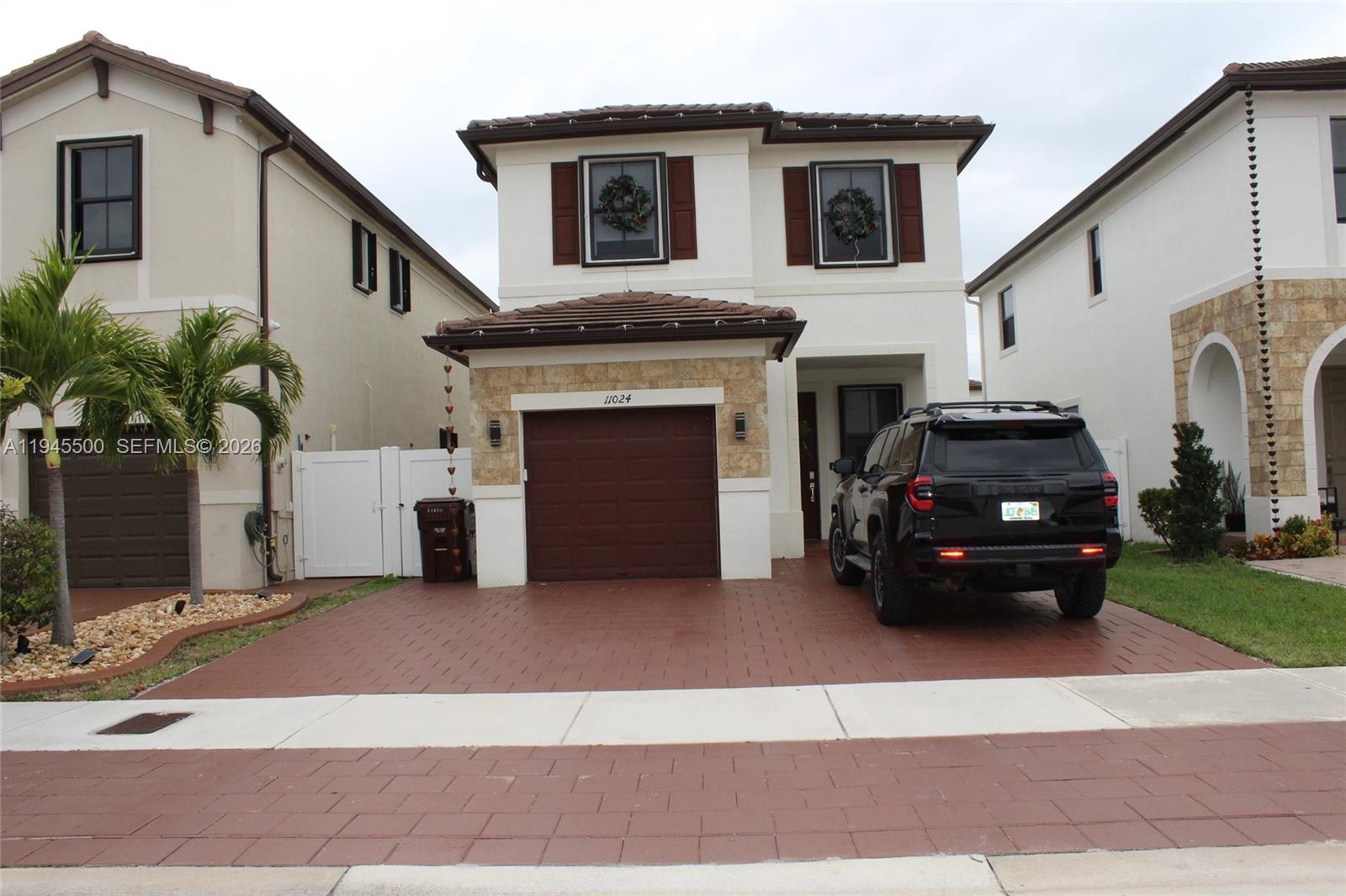 a car parked in front of white house