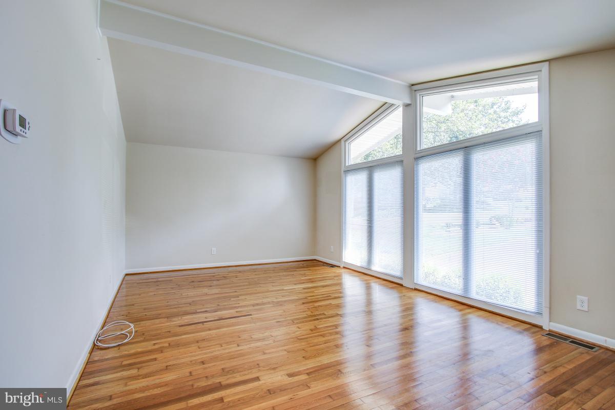 1700 Beaver Circle Reston, VA 20190 - Photo 14 of 30 Living Room