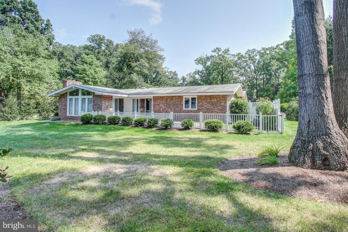 1700 Beaver Circle Reston, VA 20190 - Photo 30 of 30 Exterior (Front)