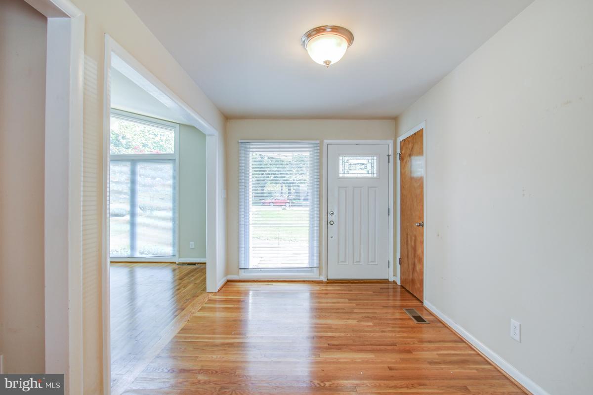 1700 Beaver Circle Reston, VA 20190 - Photo 4 of 30 Interior (General)