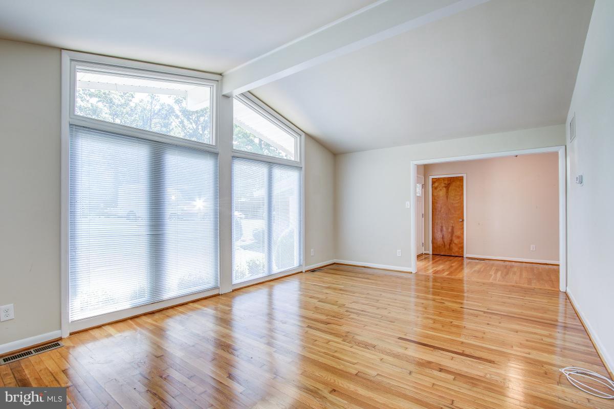 1700 Beaver Circle Reston, VA 20190 - Photo 5 of 30 Living Room