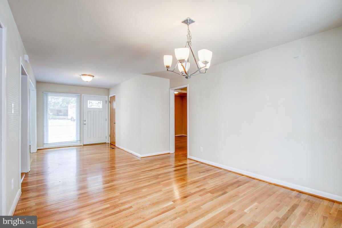 1700 Beaver Circle Reston, VA 20190 - Photo 8 of 30 Dining Room
