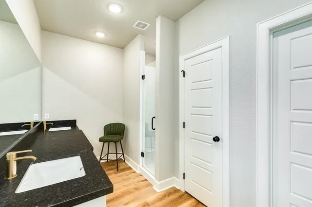 a view of a livingroom with furniture