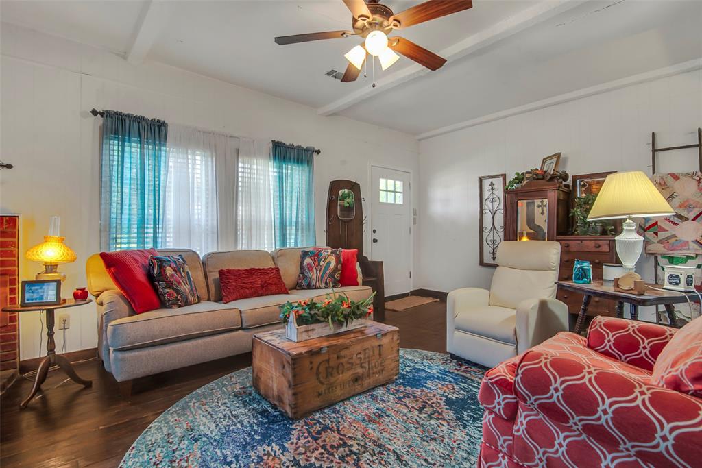182 Douglas Street Van Alstyne, TX 75495 - Photo 4 of 23 a living room with furniture and a lamp