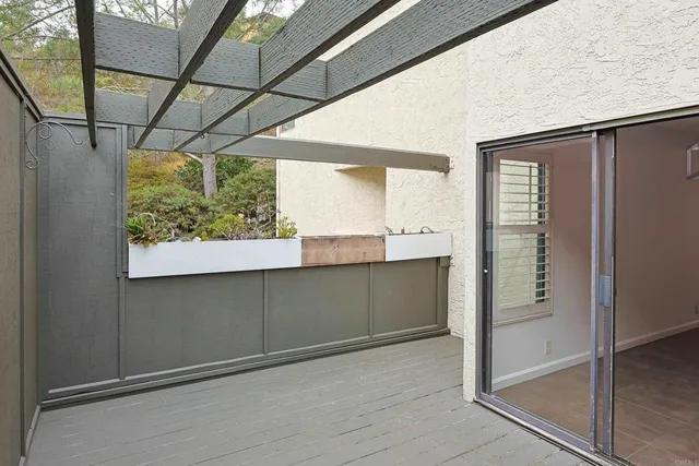 a view of a window in an empty room