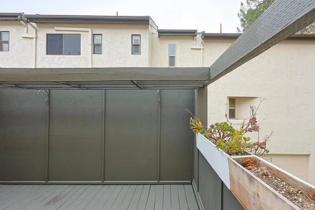 a picture of a room with a floor plan