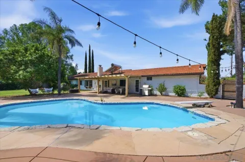 a view of a backyard with pathway