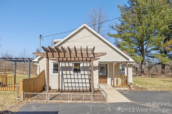 $385,000 | 4011 Buttrick Avenue Southeast, Ada, MI 49301