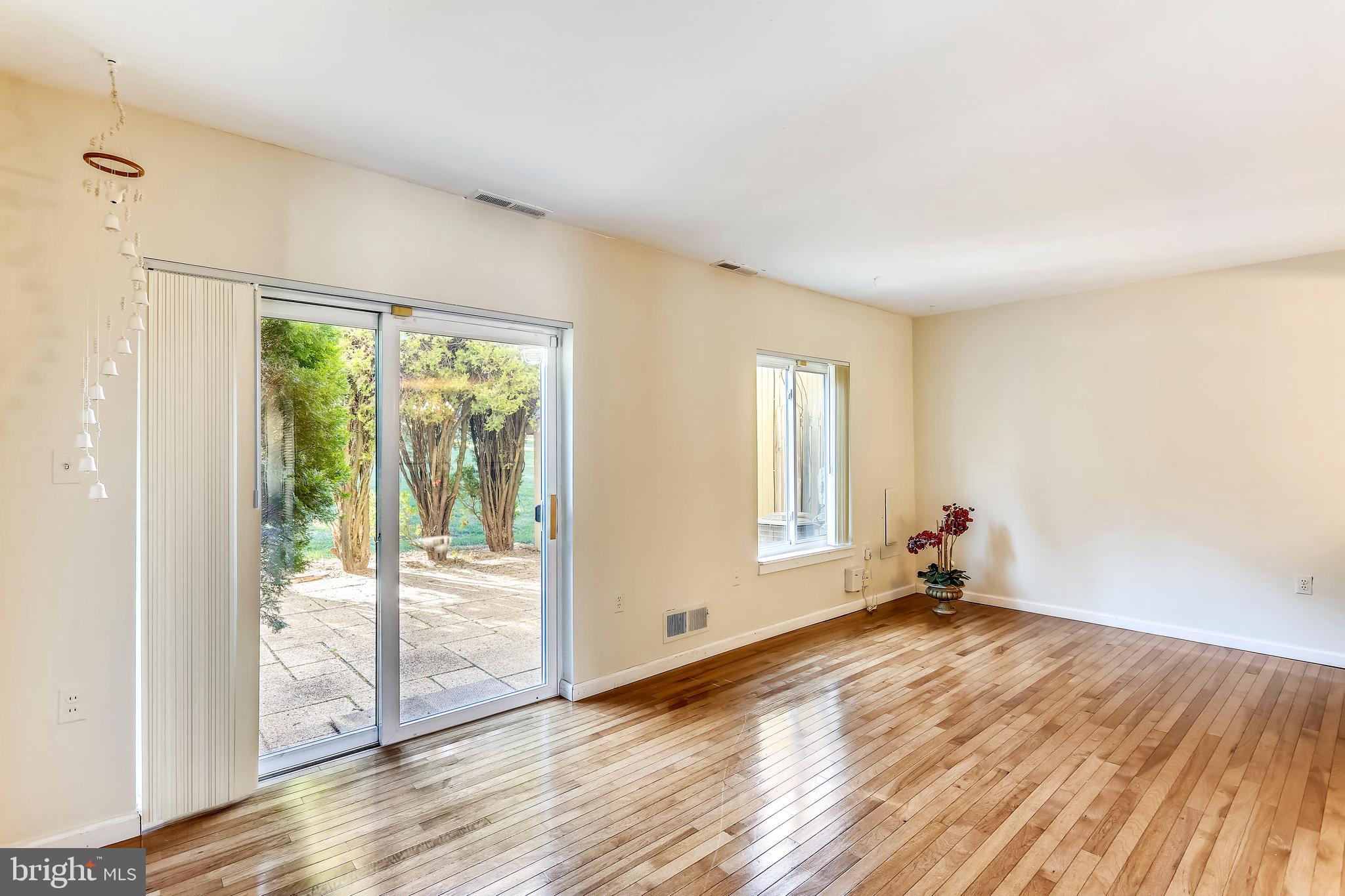 9452 Horizon Run Road, Unit 14 Gaithersburg, MD 20886 - Photo 6 of 32 Living Room with Gorgeous Hardwood floors