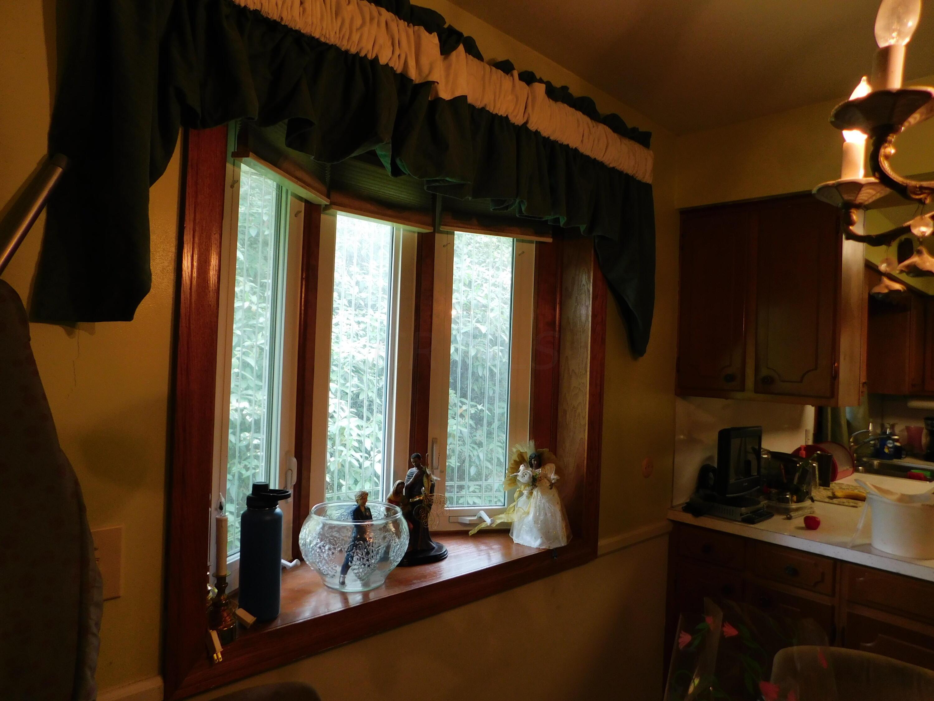 1645 Kenwick Road Columbus, OH 43209 - Photo 7 of 17 Bow window off Dining Room