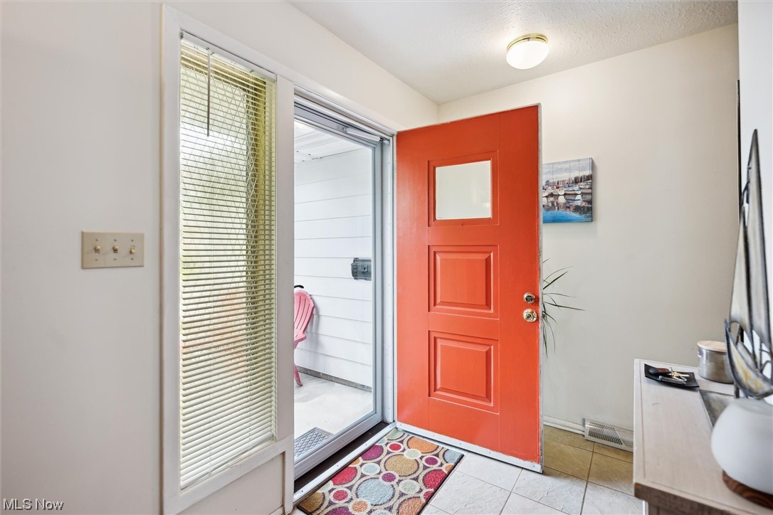 4629 Telhurst Road Cleveland, OH 44121 - Photo 2 of 35 Foyer