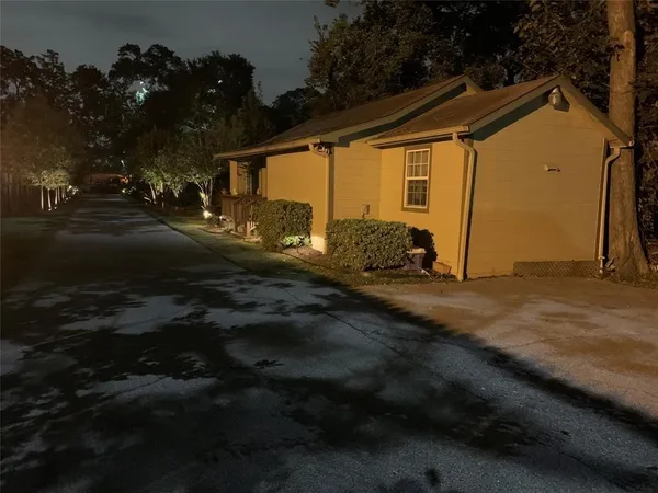 a view of a house with backyard and garden
