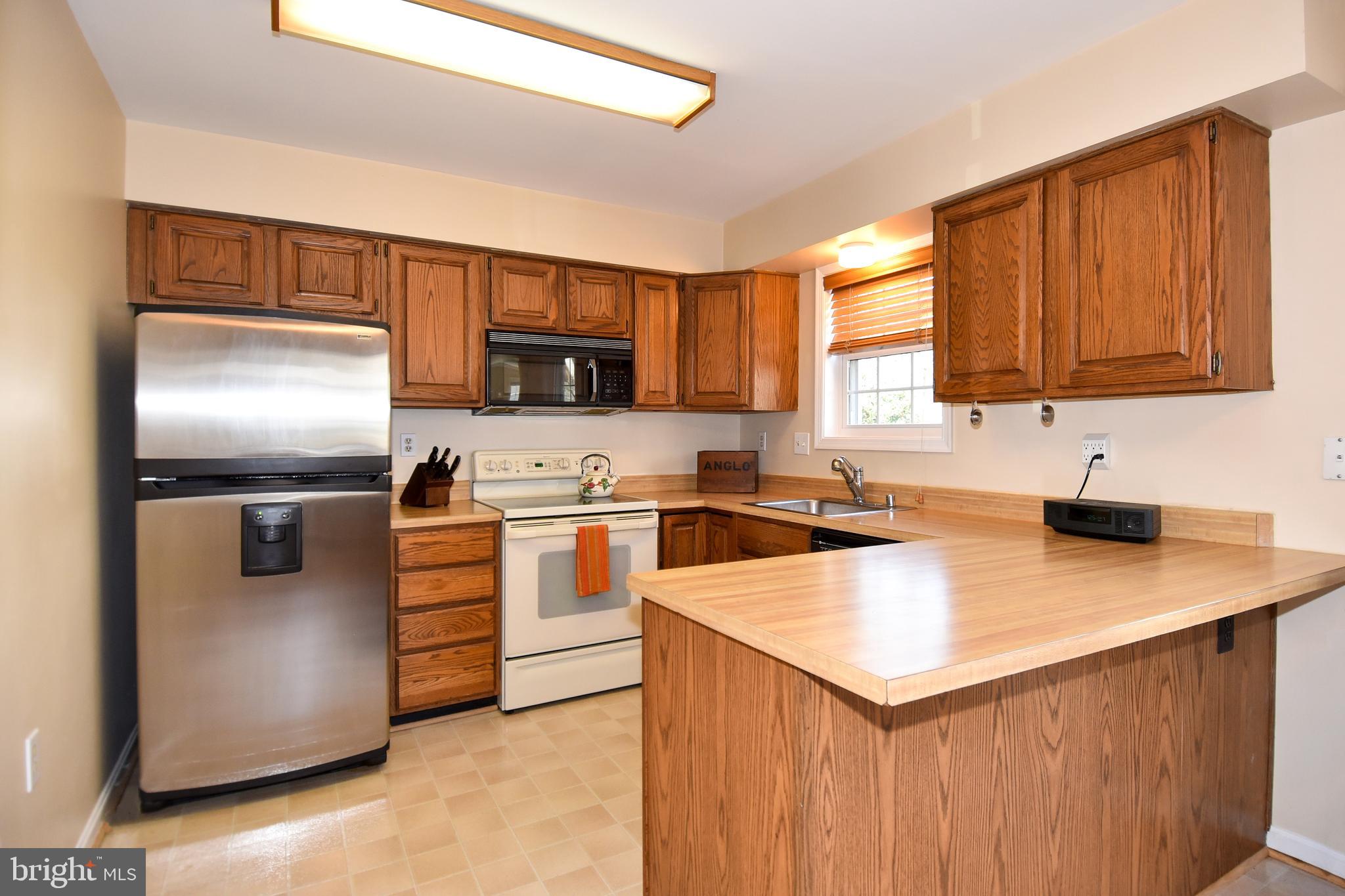 11988 Sentinel Point Court Reston, VA 20191 - Photo 17 of 54 Bright & Clean Well Maintained Kitchen