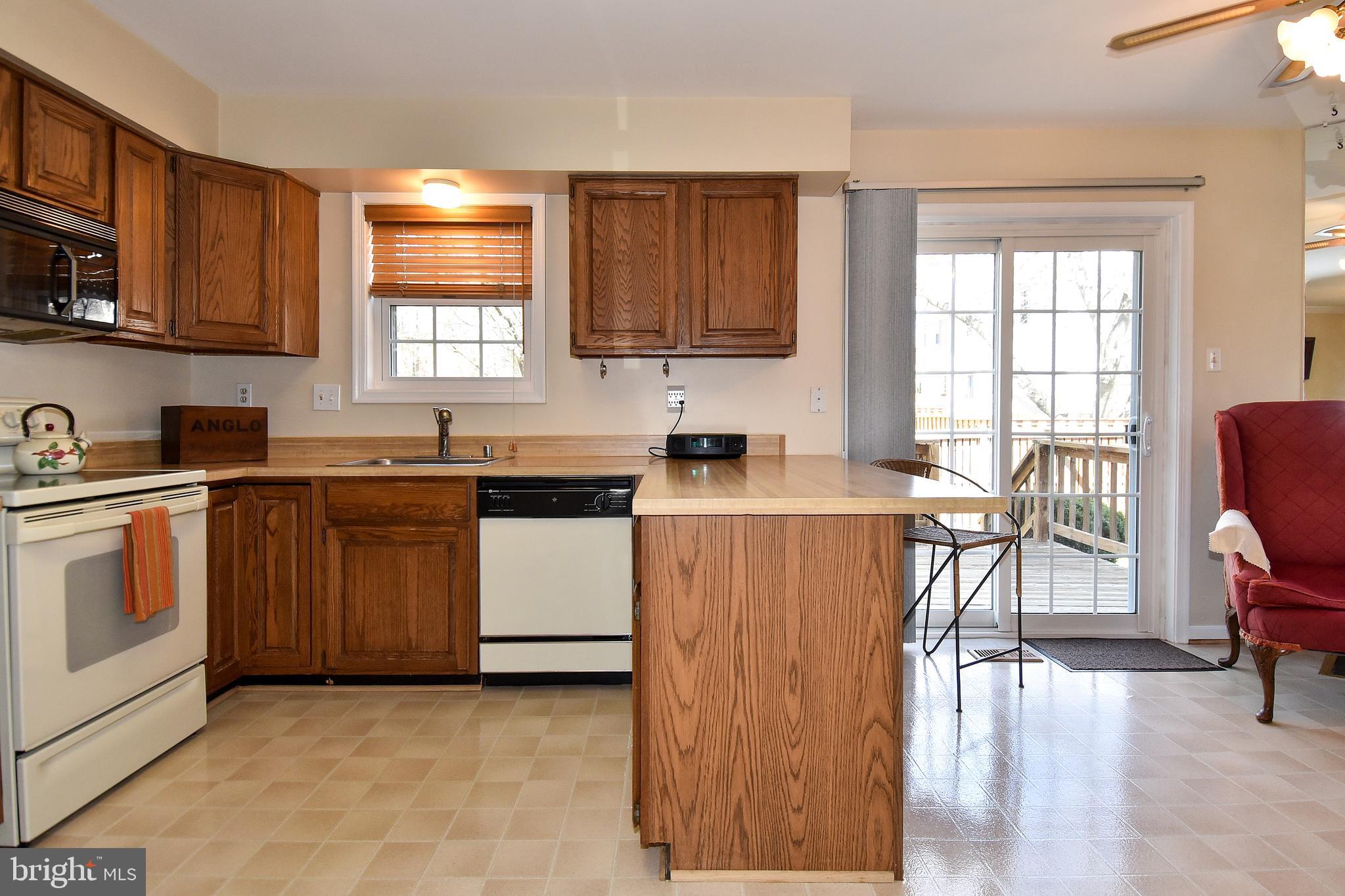 11988 Sentinel Point Court Reston, VA 20191 - Photo 18 of 54 Bright & Clean Well Maintained Kitchen