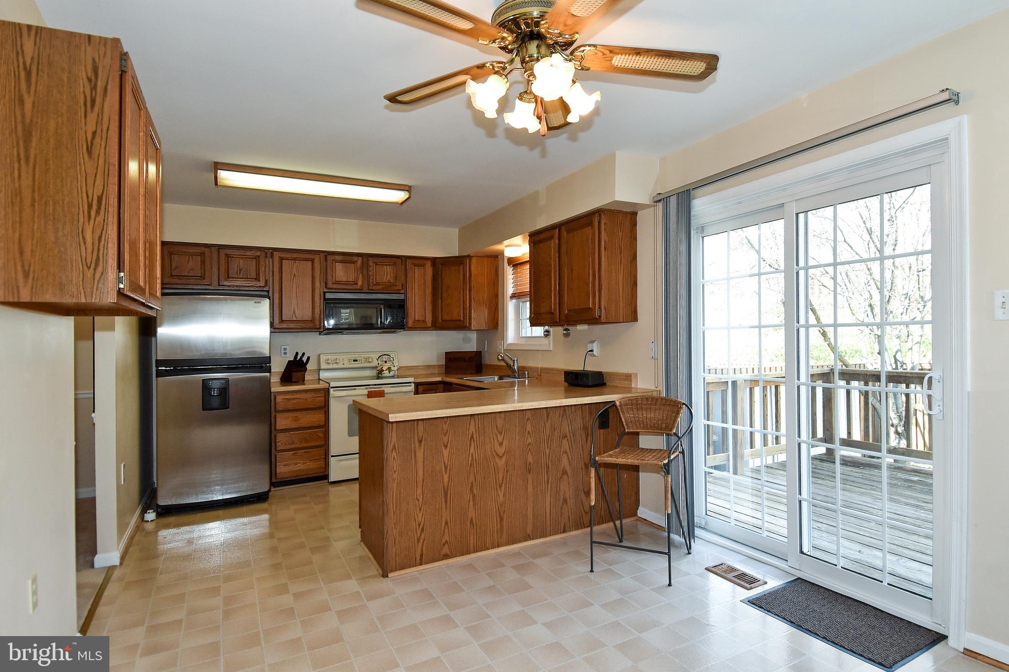 11988 Sentinel Point Court Reston, VA 20191 - Photo 19 of 54 Bright & Clean Well Maintained Kitchen