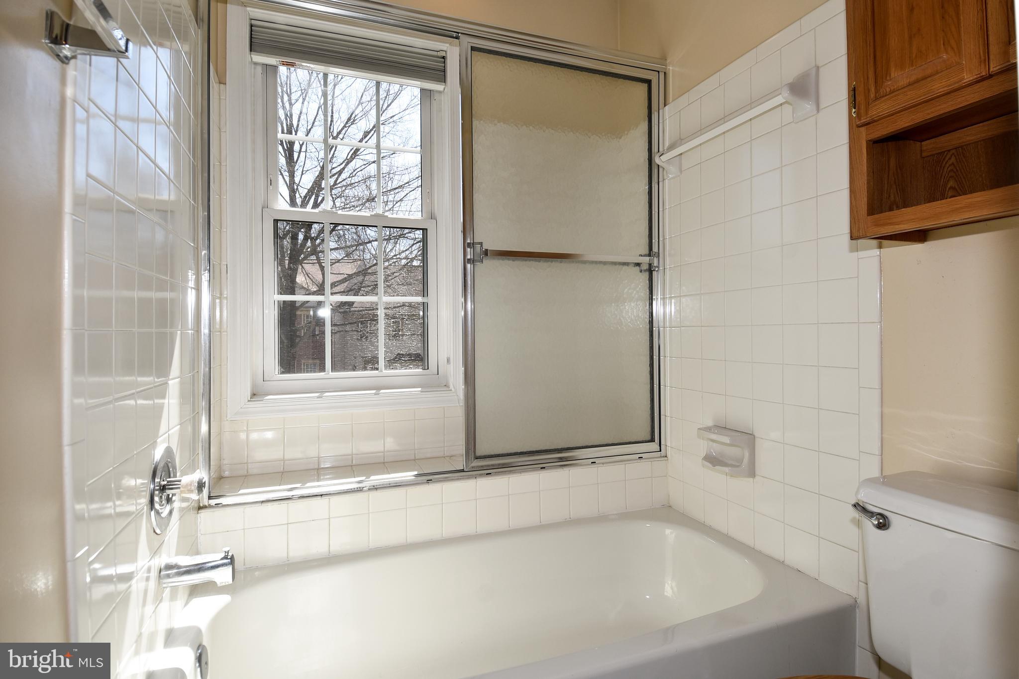 11988 Sentinel Point Court Reston, VA 20191 - Photo 31 of 54 Master Bath/Soaking Tub