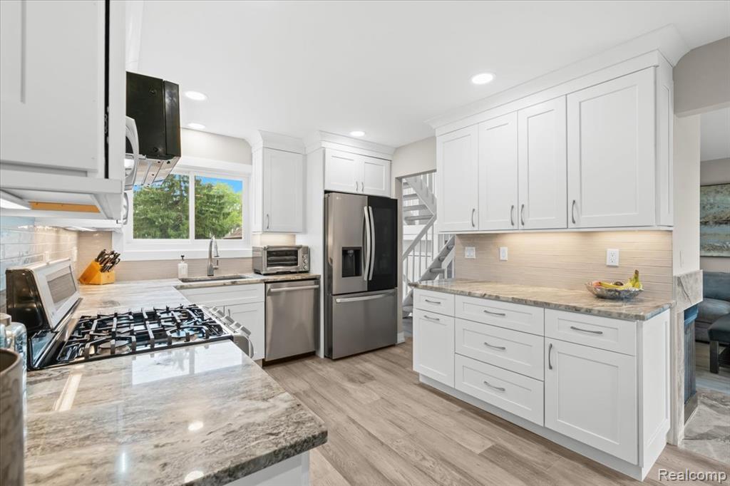 996 Golfview Court Rochester Hills, MI 48307 - Photo 11 of 46