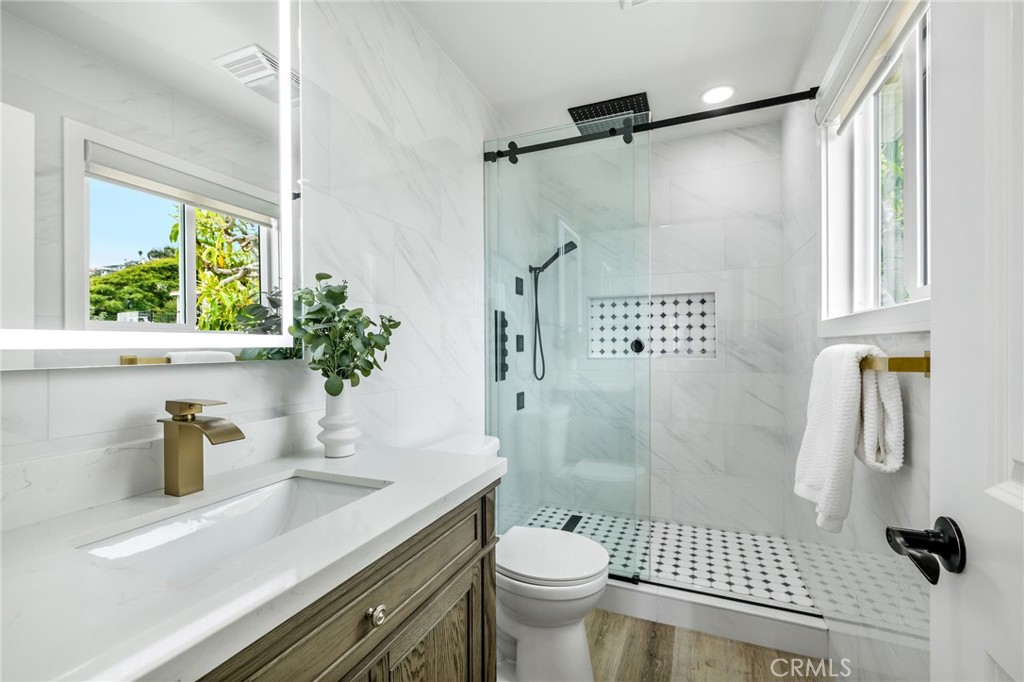 32015 Point Place Laguna Beach, CA 92651 - Photo 36 of 48 Upstairs Bathroom