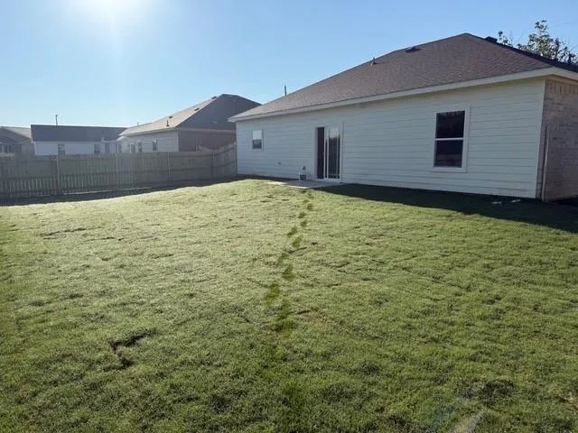 a view of a backyard