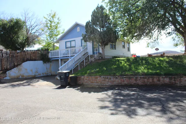 a view of a house with a backyard