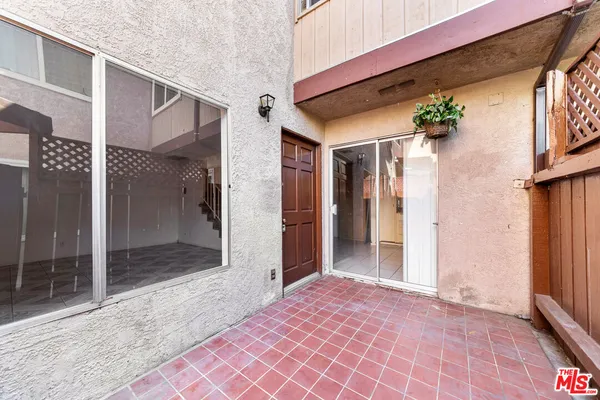 a entryway view with outdoor space
