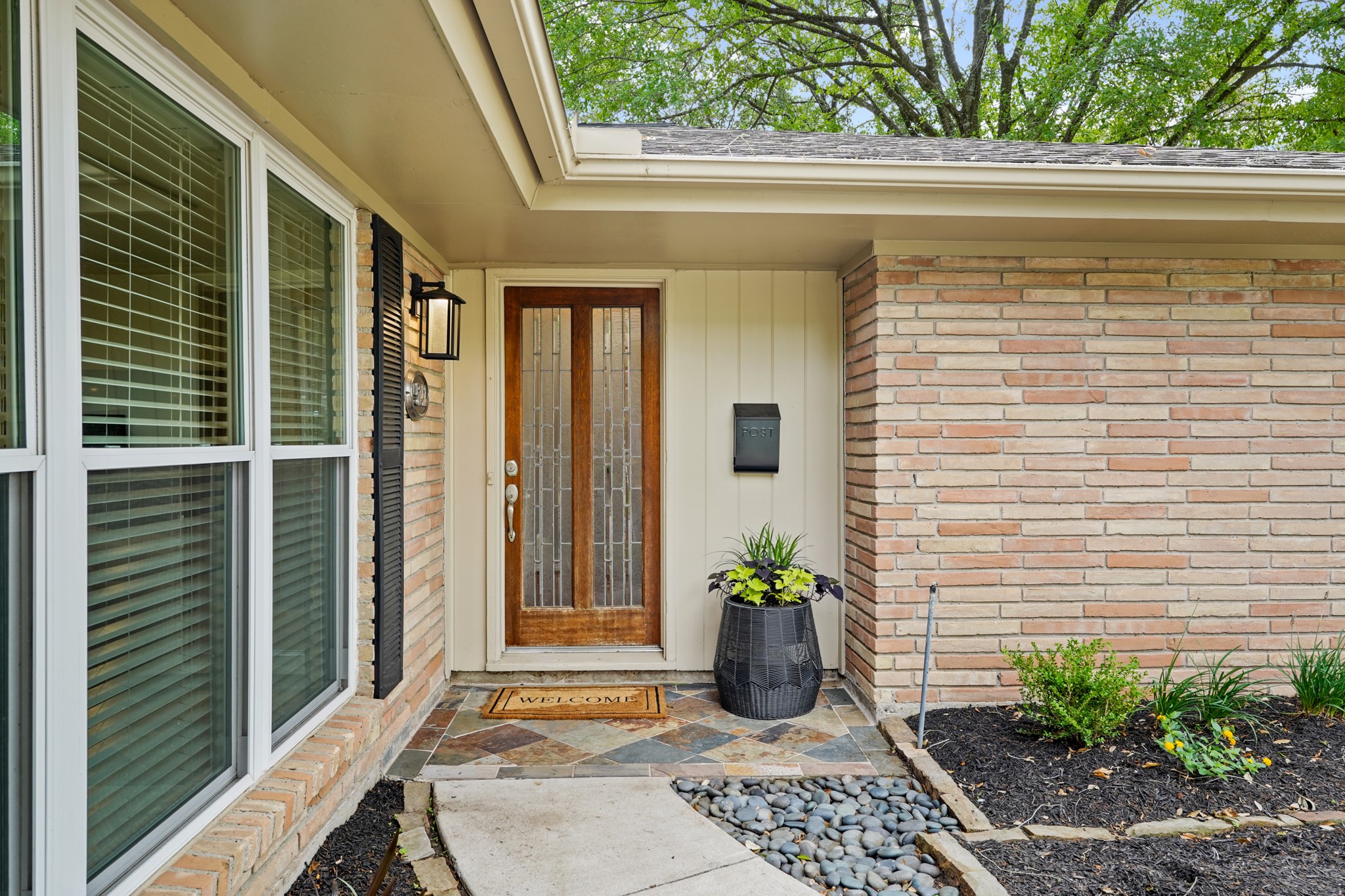 5242 Sanford Road Houston, TX 77035 - Photo 4 of 34 Welcome Home! Come inside and take a look!