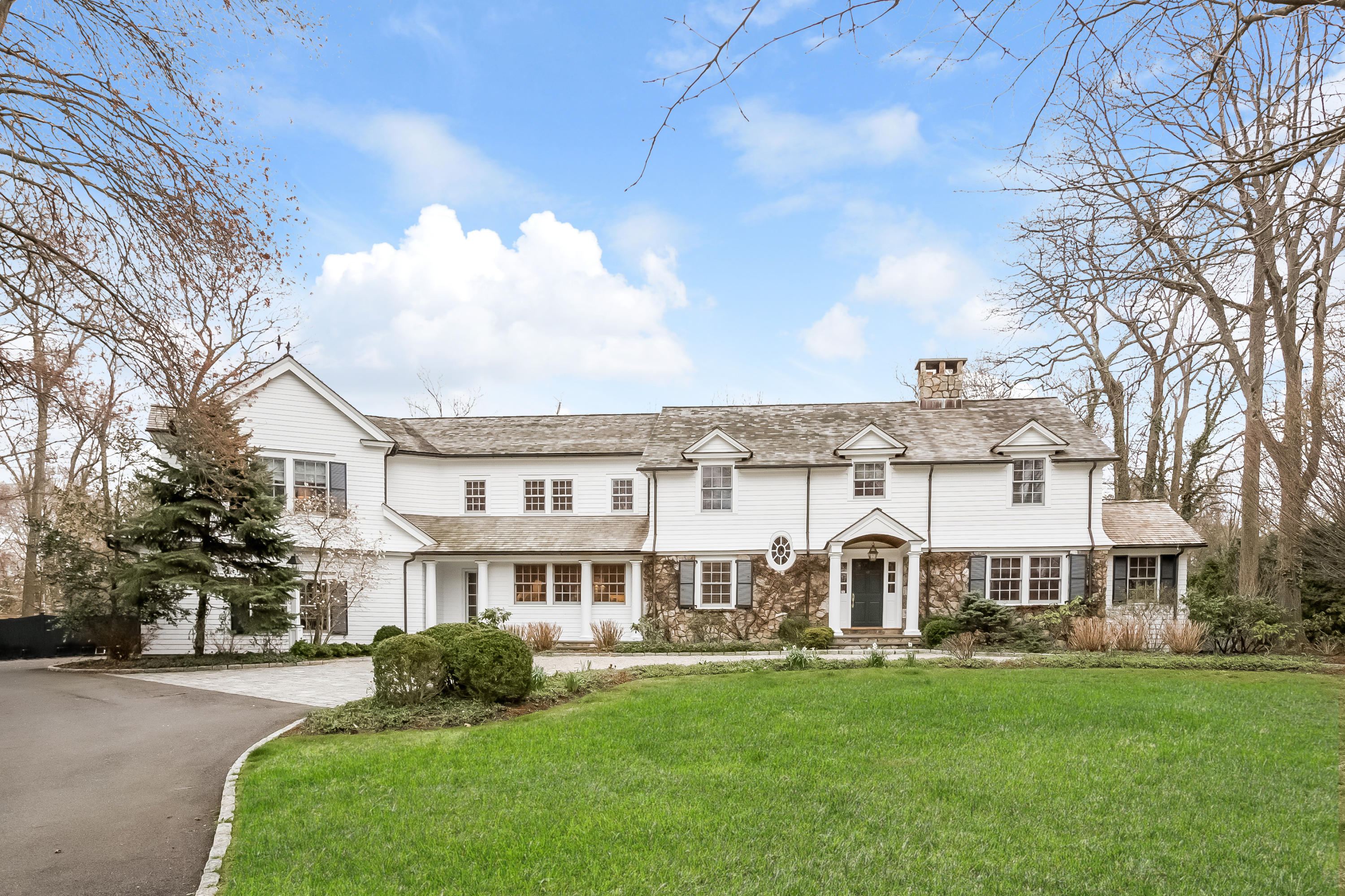a view of a house with backyard porch and garden